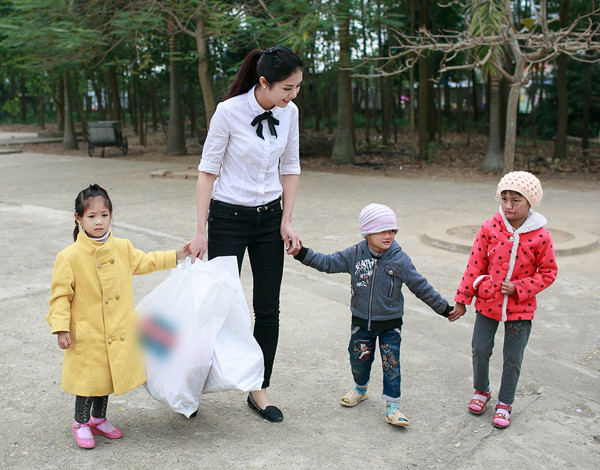 Hoa hậu Ngọc Hân trao quà Tết cho trẻ em nghèo ảnh 4