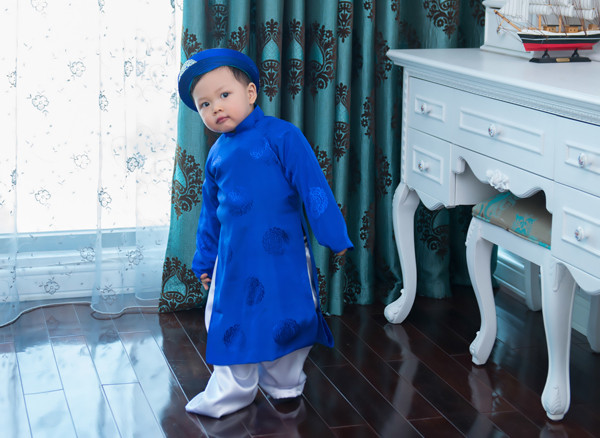 Á hậu Thụy Vân cùng con trai mặc áo dài rực rỡ đón Tết ảnh 8