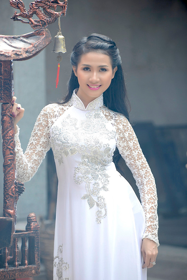 Phan Thị Mơ đẹp 'ngẩn ngơ' với áo dài ba miền ảnh 1