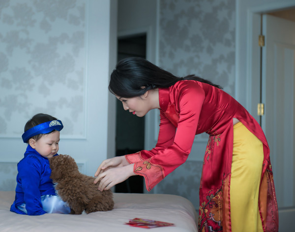Á hậu Thụy Vân cùng con trai mặc áo dài rực rỡ đón Tết ảnh 5