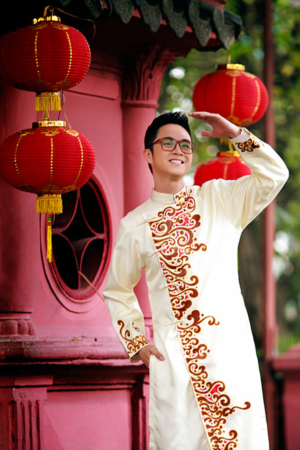 Nhật Tinh Anh bảnh bao trên phố ngày Tết ảnh 6