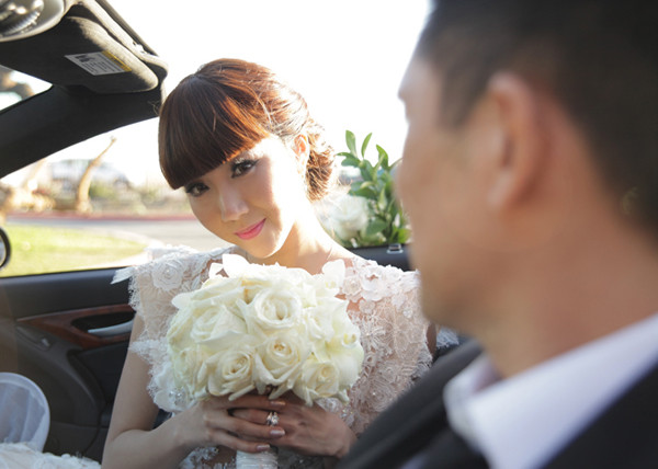 Ngọc Quyên và chú rể Việt kiều quậy hết cỡ trong lễ cưới ảnh 2