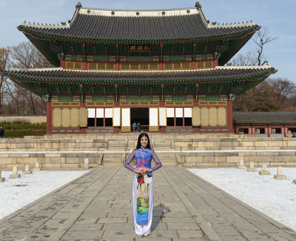 Ngọc Hân mặc áo dài Tết duyên dáng ở Hàn Quốc ảnh 6