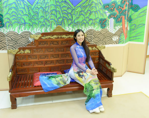 Ngọc Hân mặc áo dài Tết duyên dáng ở Hàn Quốc ảnh 9