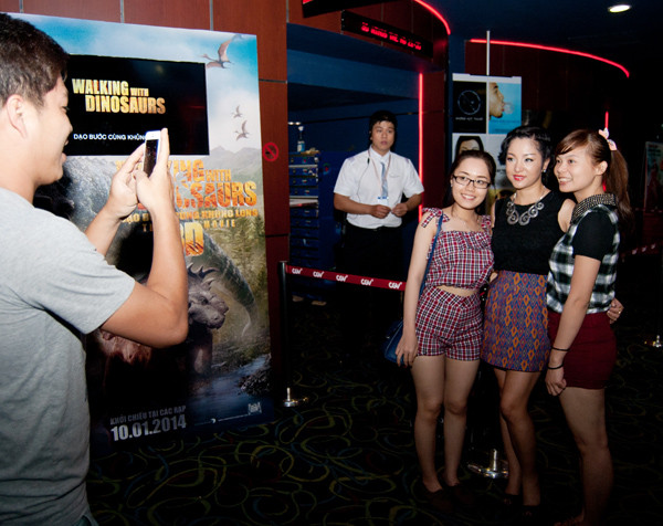 'Bà già' Thúy Nga 'cưa sừng làm nghé' ở rạp phim ảnh 7