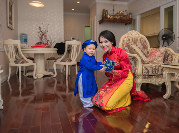Á hậu Thụy Vân cùng con trai mặc áo dài rực rỡ đón Tết ảnh 6