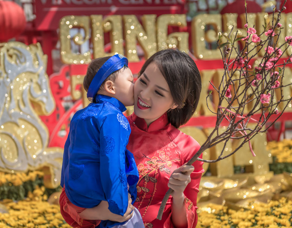 Á hậu Thụy Vân cùng con trai mặc áo dài rực rỡ đón Tết ảnh 3