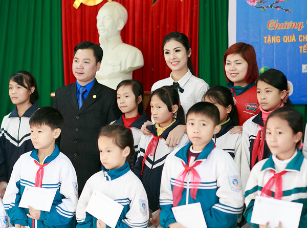 Hoa hậu Ngọc Hân trao quà Tết cho trẻ em nghèo ảnh 8