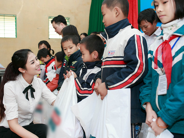 Hoa hậu Ngọc Hân trao quà Tết cho trẻ em nghèo ảnh 3