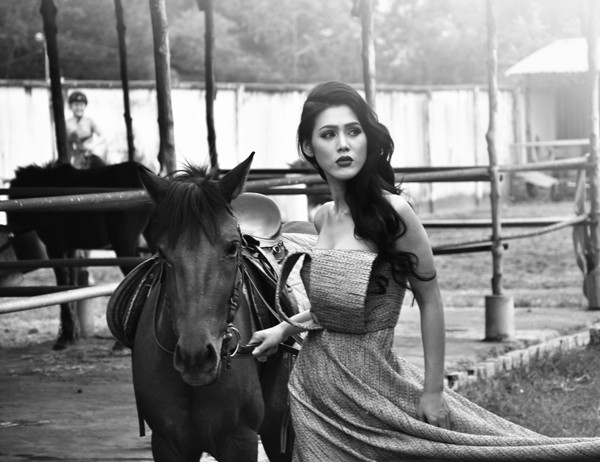 Maria Đinh Phương Ánh sexy trên lưng ngựa ảnh 8