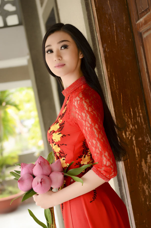 Khánh My diện áo dài đỏ rực rỡ lễ chùa đầu năm ảnh 10