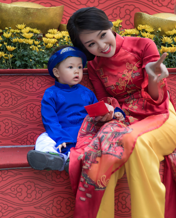 Á hậu Thụy Vân cùng con trai mặc áo dài rực rỡ đón Tết ảnh 2
