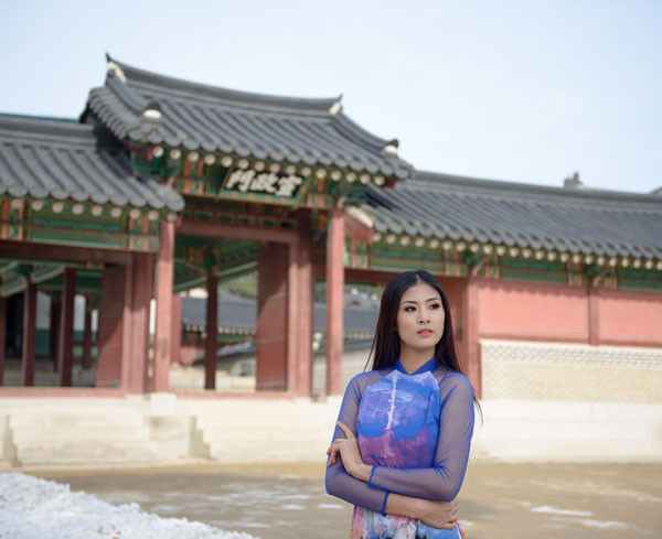 Ngọc Hân mặc áo dài Tết duyên dáng ở Hàn Quốc ảnh 2