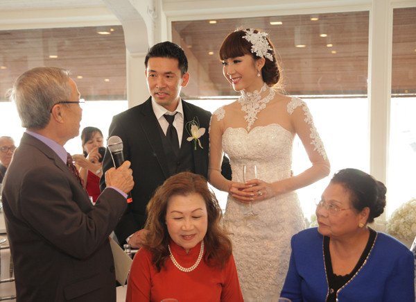 Ngọc Quyên và chú rể Việt kiều quậy hết cỡ trong lễ cưới ảnh 16