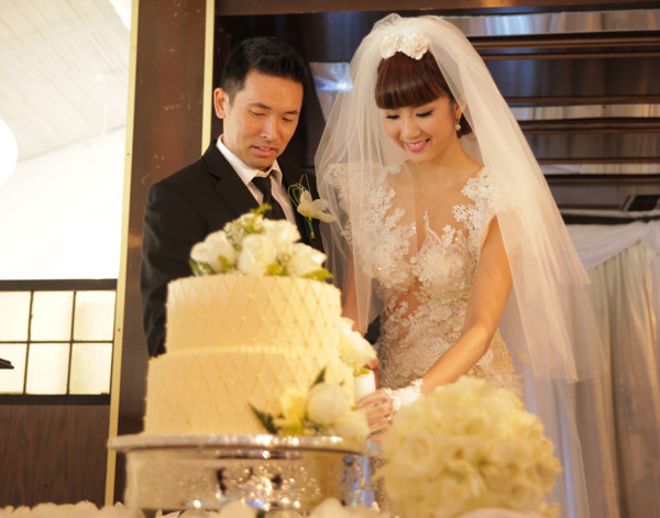 Ngọc Quyên và chú rể Việt kiều quậy hết cỡ trong lễ cưới ảnh 10