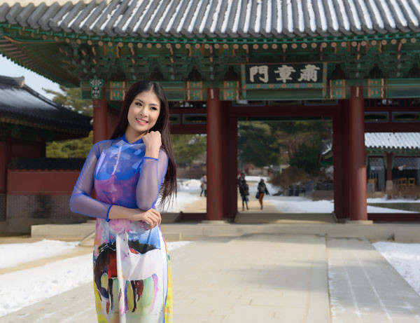 Ngọc Hân mặc áo dài Tết duyên dáng ở Hàn Quốc ảnh 3