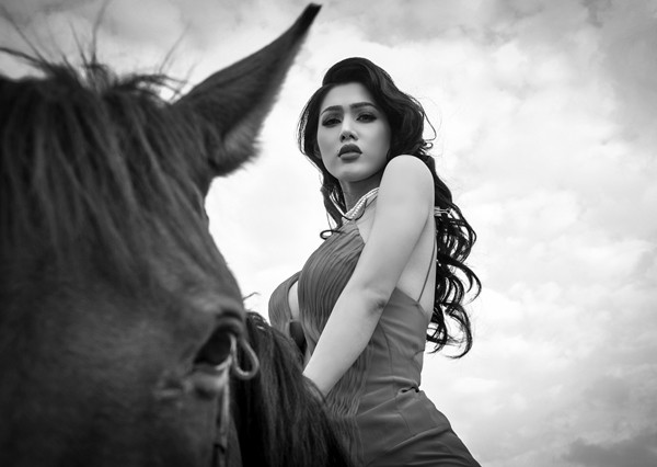 Maria Đinh Phương Ánh sexy trên lưng ngựa ảnh 3