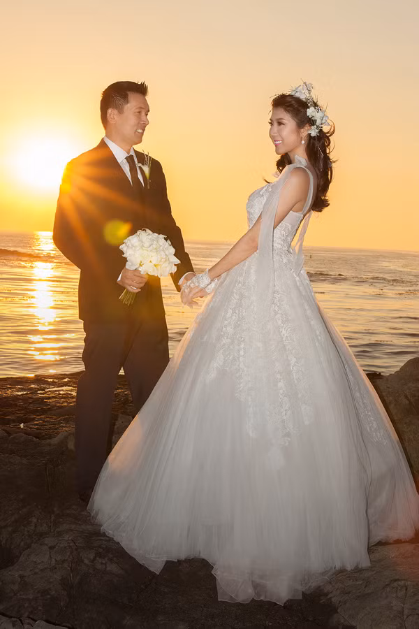 Ngọc Quyên và chồng đón hoàng hôn lãng mạn trên biển ảnh 2