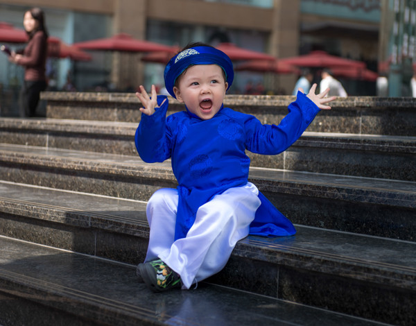 Á hậu Thụy Vân cùng con trai mặc áo dài rực rỡ đón Tết ảnh 7