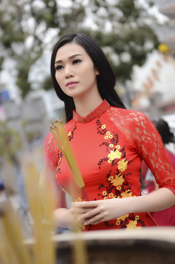 Khánh My diện áo dài đỏ rực rỡ lễ chùa đầu năm ảnh 1
