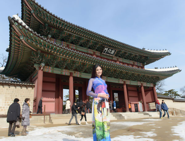 Ngọc Hân mặc áo dài Tết duyên dáng ở Hàn Quốc ảnh 4