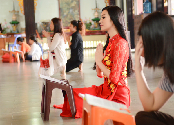 Khánh My diện áo dài đỏ rực rỡ lễ chùa đầu năm ảnh 3