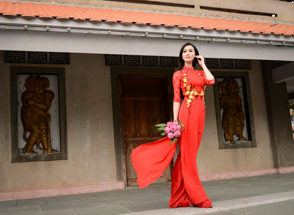 Khánh My diện áo dài đỏ rực rỡ lễ chùa đầu năm ảnh 5