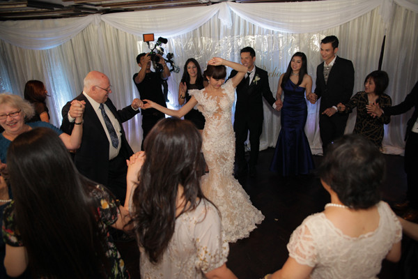 Ngọc Quyên và chú rể Việt kiều quậy hết cỡ trong lễ cưới ảnh 15