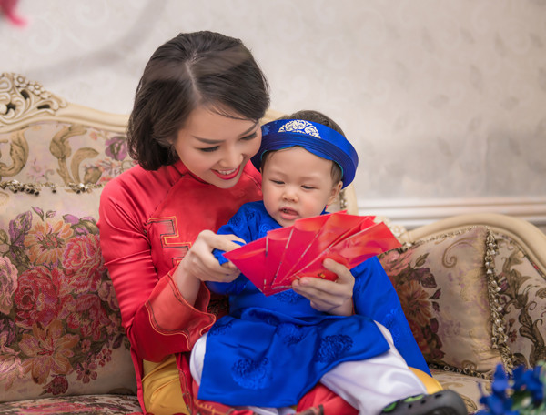 Á hậu Thụy Vân cùng con trai mặc áo dài rực rỡ đón Tết ảnh 4