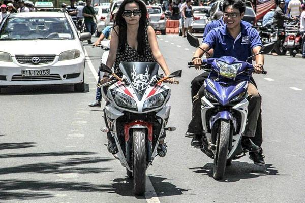 Một sự trùng hợp kì lạ là, các nàng đã cưỡi mô tô khủng thì chả thèm tuân thủ luật giao thông, nhưng điều đó cũng chẳng làm ai phiền lòng vì mọi người đều bận ngắm nhìn chiếc xe 