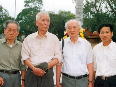 Từ trái qua phải: Vũ Ngọc Bình, Vũ Cao, Vũ Tú Nam và tác giả bài viết