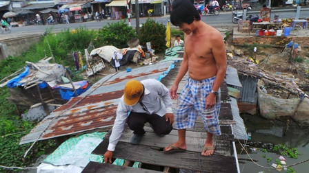 Anh Bé và người dân khu vực chỉ cho PV xem những chỗ gỗ bị mục