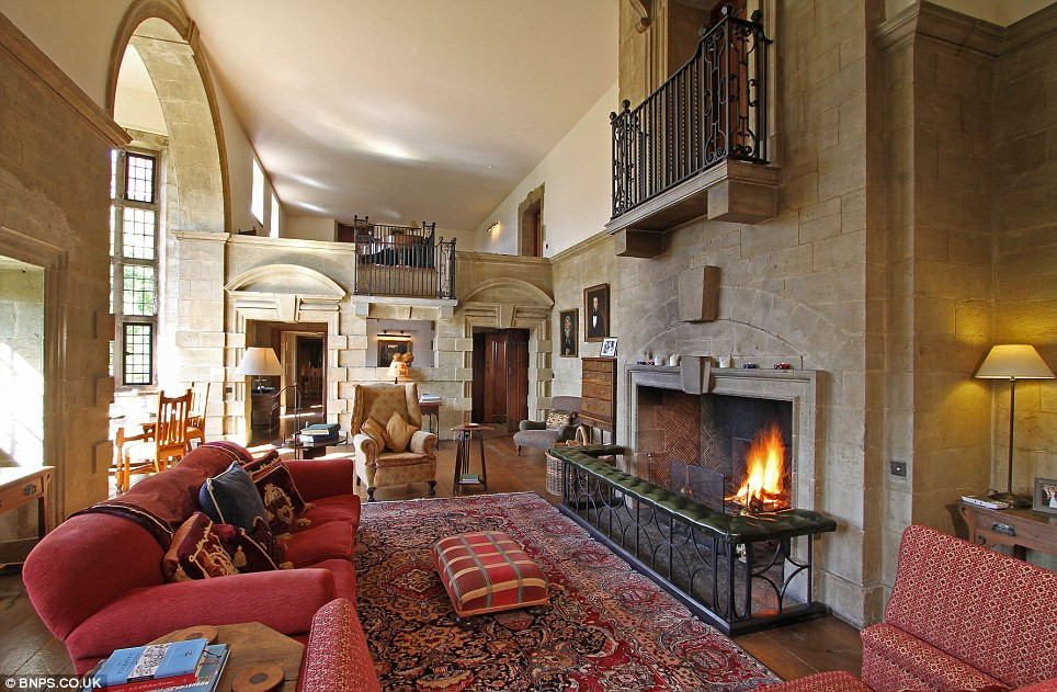 Phòng khách rộng với lò sưởi