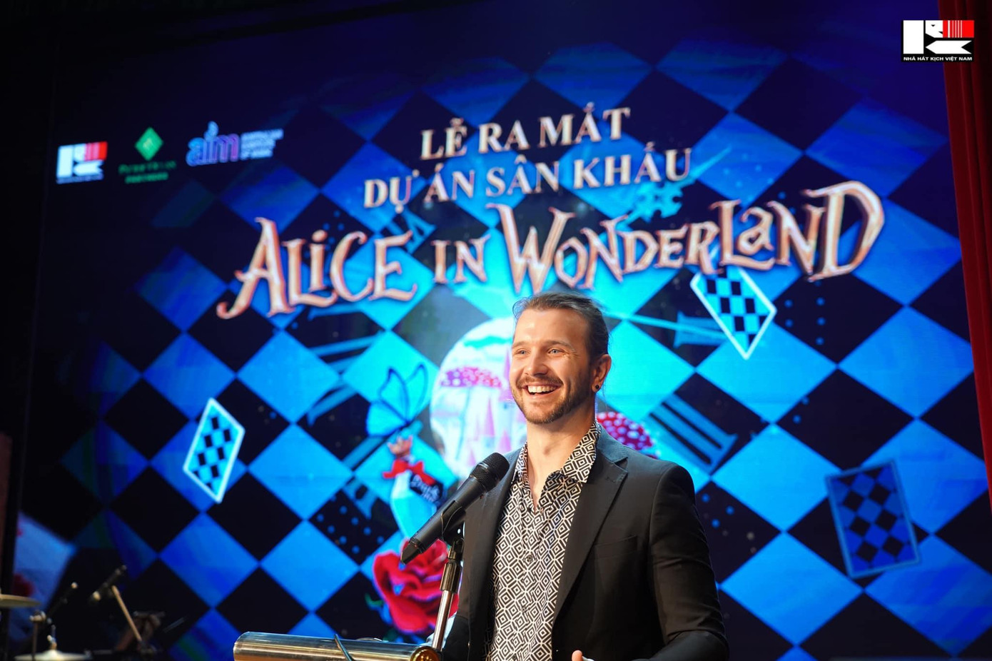 Cố vấn nghệ thuật Nicholas Gentile. Cố vấn nghệ thuật Nicholas Gentile.