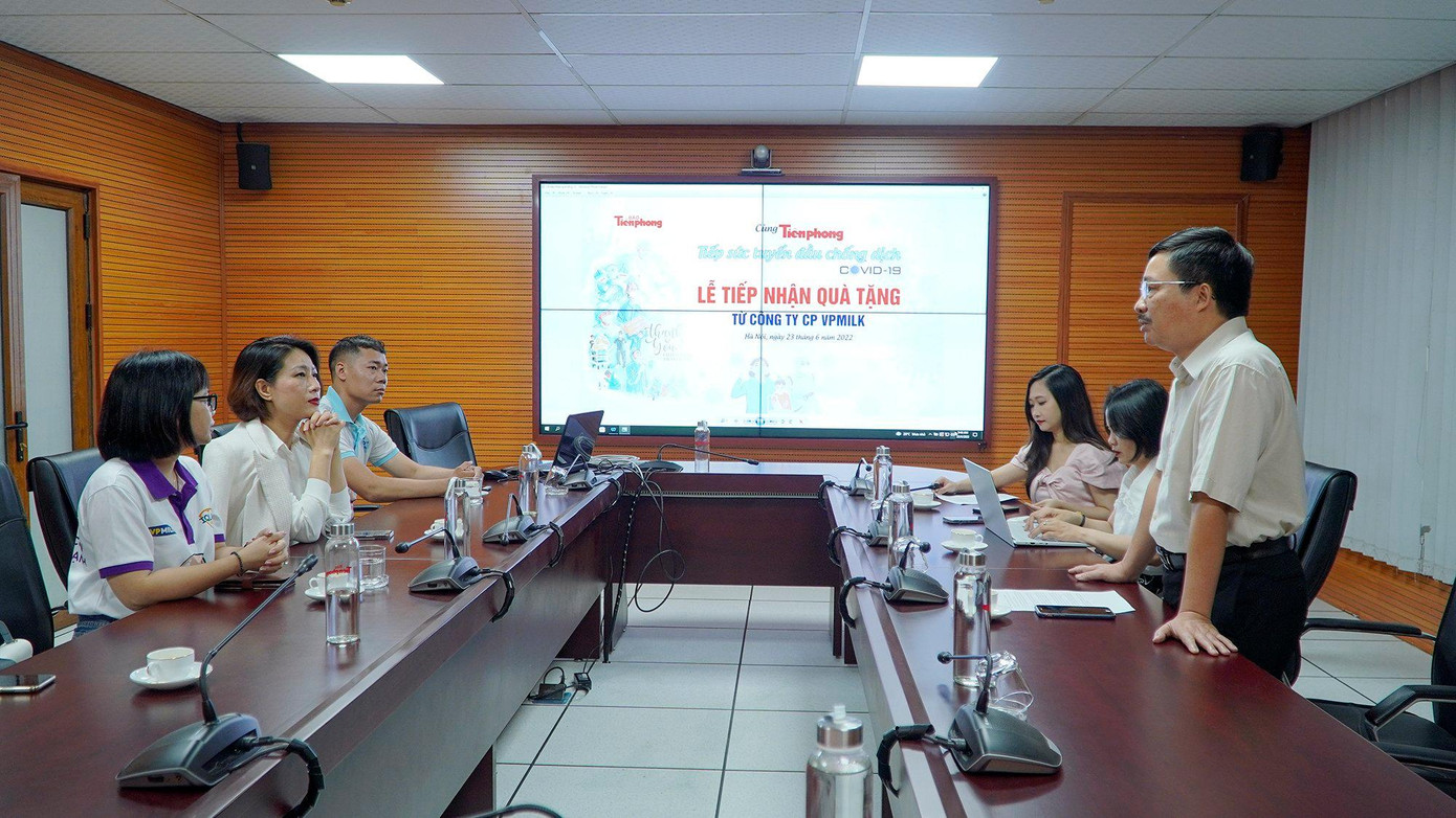 Báo Tiền Phong tiếp nhận quà tặng từ công ty CP VPMilk. Báo Tiền Phong tiếp nhận quà tặng từ công ty CP VPMilk.