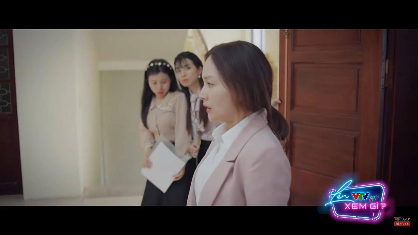 Khánh (Lan Phương) nổi cơn điên trừng trị tay sếp khốn nạn. Khánh (Lan Phương) nổi cơn điên trừng trị tay sếp khốn nạn.