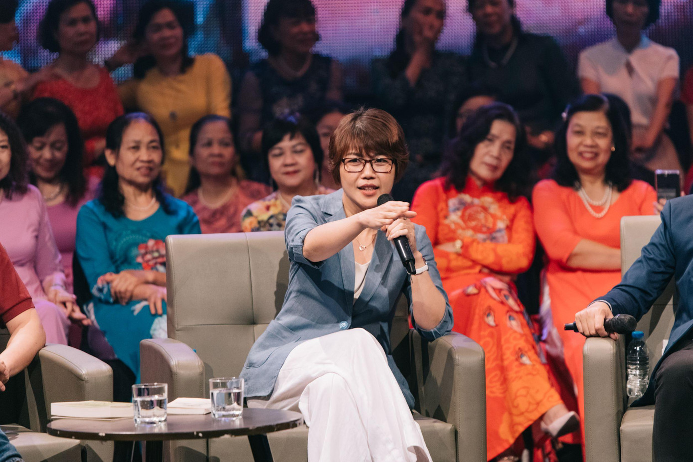 Nhà văn Đỗ Bích Thúy-tác giả loạt tiểu thuyết và cuốn sách về đời sống vùng cao. Nhà văn Đỗ Bích Thúy-tác giả loạt tiểu thuyết và cuốn sách về đời sống vùng cao.