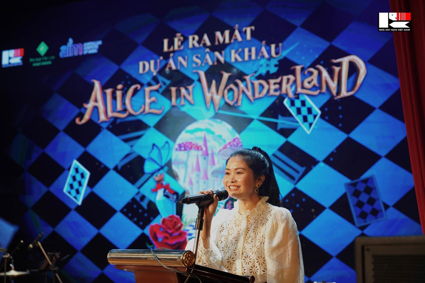 NSƯT Đặng Châu Anh-một trong hai cố vấn nghệ thuật của nhạc kịch "Alice in wonderland". NSƯT Đặng Châu Anh-một trong hai cố vấn nghệ thuật của nhạc kịch "Alice in wonderland".