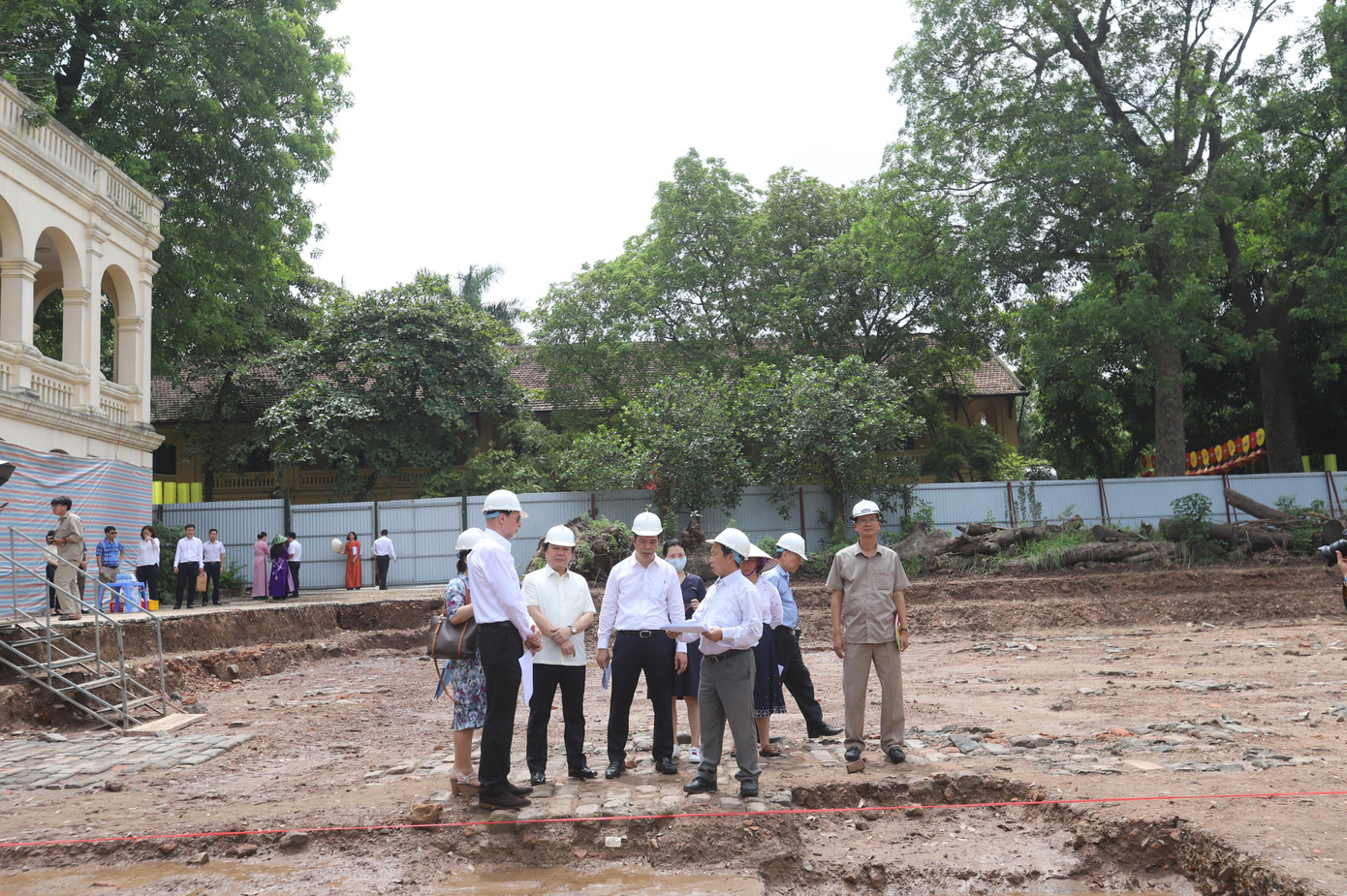 PGS.TS. Tống Trung Tín giới thiệu sơ bộ kết quả khai quật với lãnh đạo UBND TP. Hà Nội. PGS.TS. Tống Trung Tín giới thiệu sơ bộ kết quả khai quật với lãnh đạo UBND TP. Hà Nội.