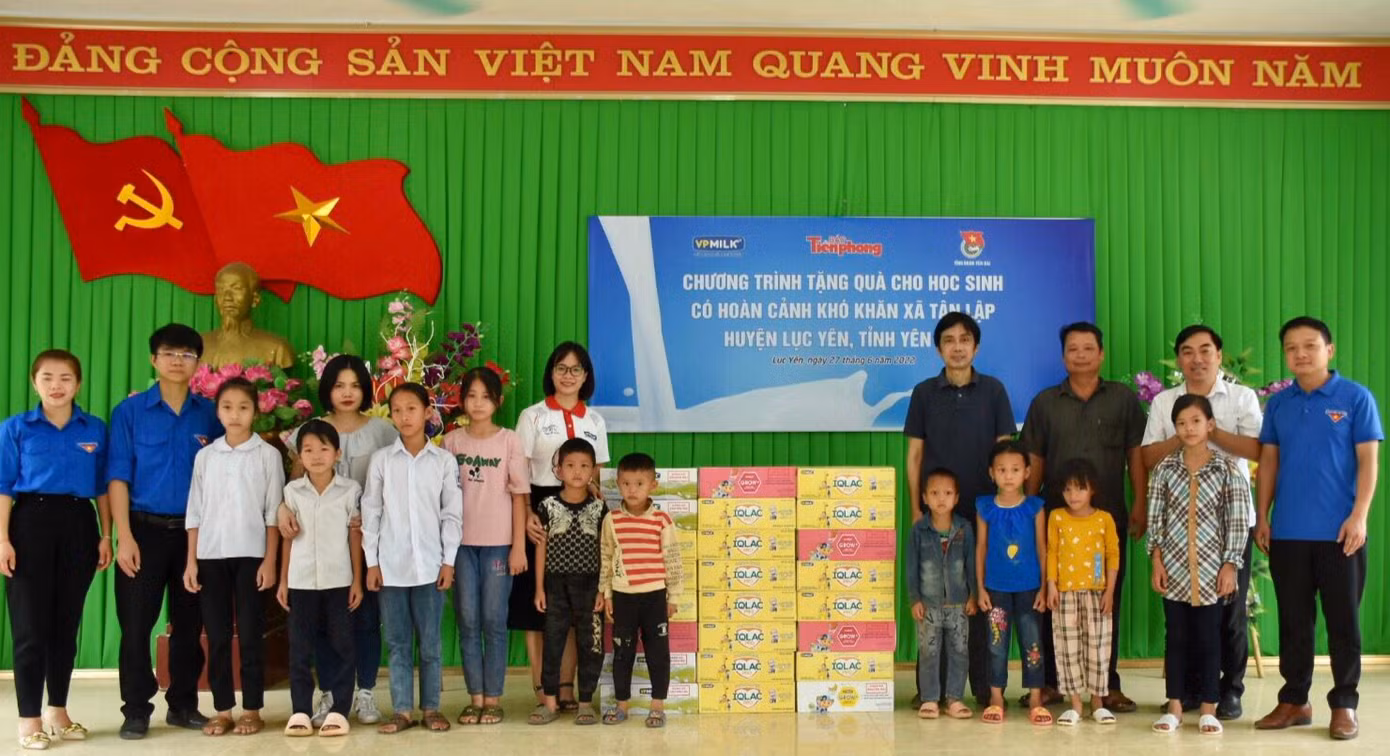 Chương trình tặng học bổng và sữa cho các cháu nhỏ có hoàn cảnh đặc biệt khó khăn ở xã Tân Lập, huyện Lục Yên.