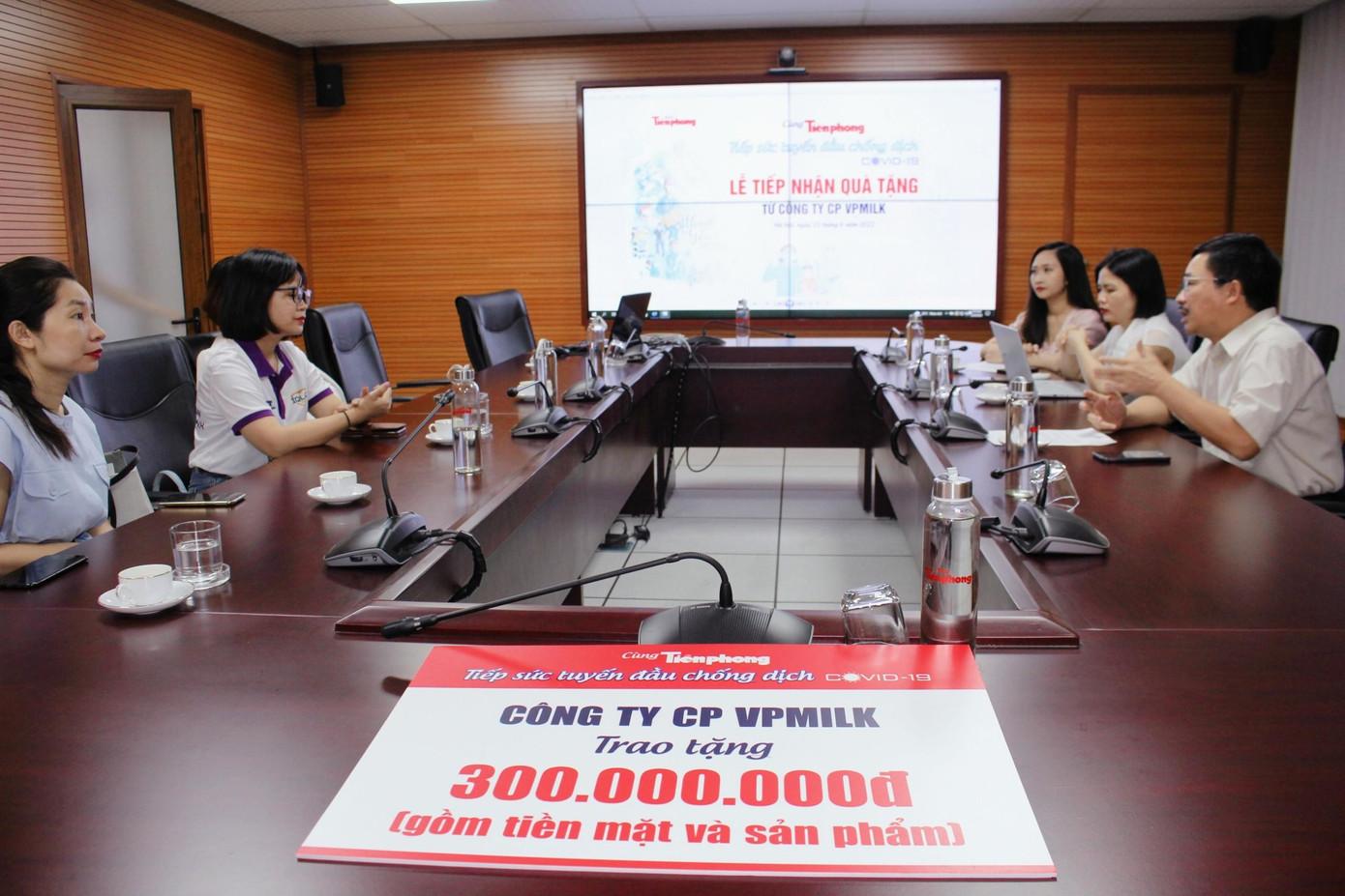 Quà tặng do công ty CP VPMilk hưởng ứng chương trình do báo Tiền Phong phát động. Ảnh: LỘC LIÊN Quà tặng do công ty CP VPMilk hưởng ứng chương trình do báo Tiền Phong phát động. Ảnh: LỘC LIÊN