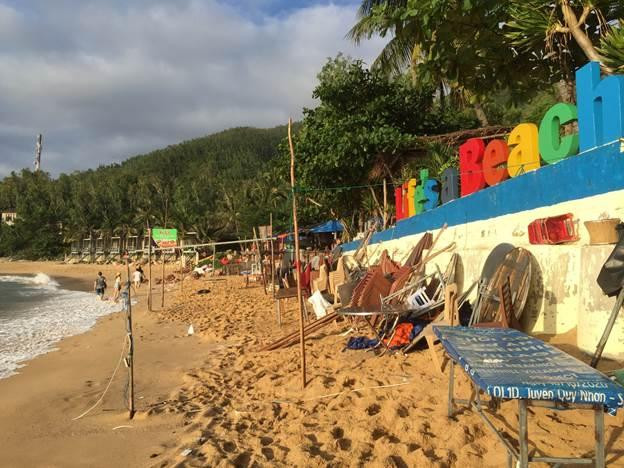 Bãi Xép tháng 5/2022– một bãi tập kết bàn ghế cho các nhà hàng hải sản mở cửa từ chiều.