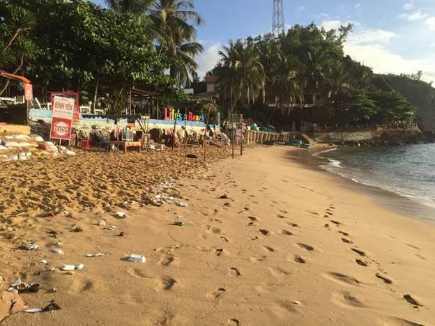 Hiện nay, rác thải đầy bãi cát, vốn trước đây rất sạch đẹp, hoang sơ.