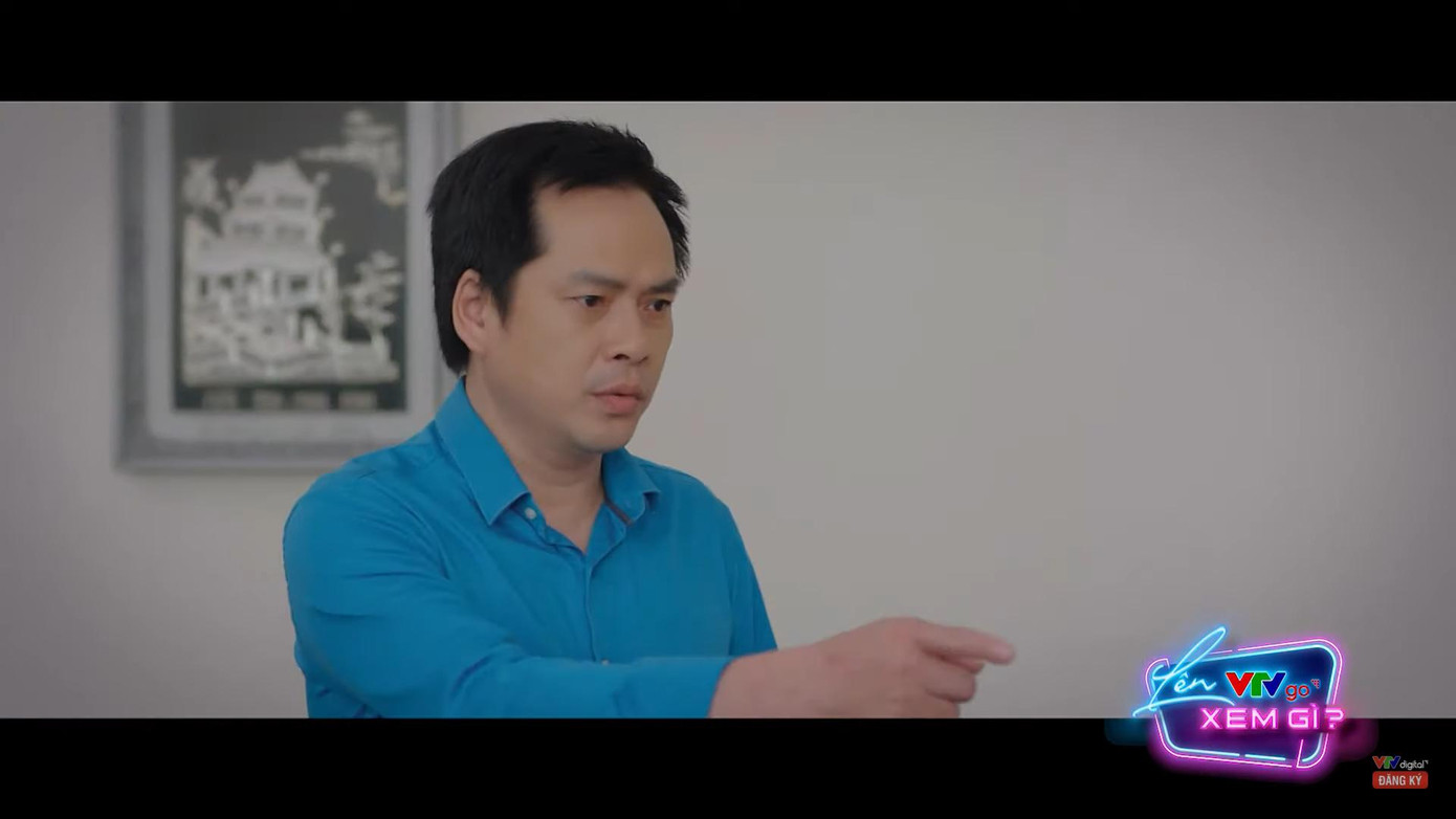 Tay sếp (Lâm Tùng) luôn kiếm cớ gây sự, hành hạ Khánh vì không chịu "chiều" hắn. Tay sếp (Lâm Tùng) luôn kiếm cớ gây sự, hành hạ Khánh vì không chịu "chiều" hắn.