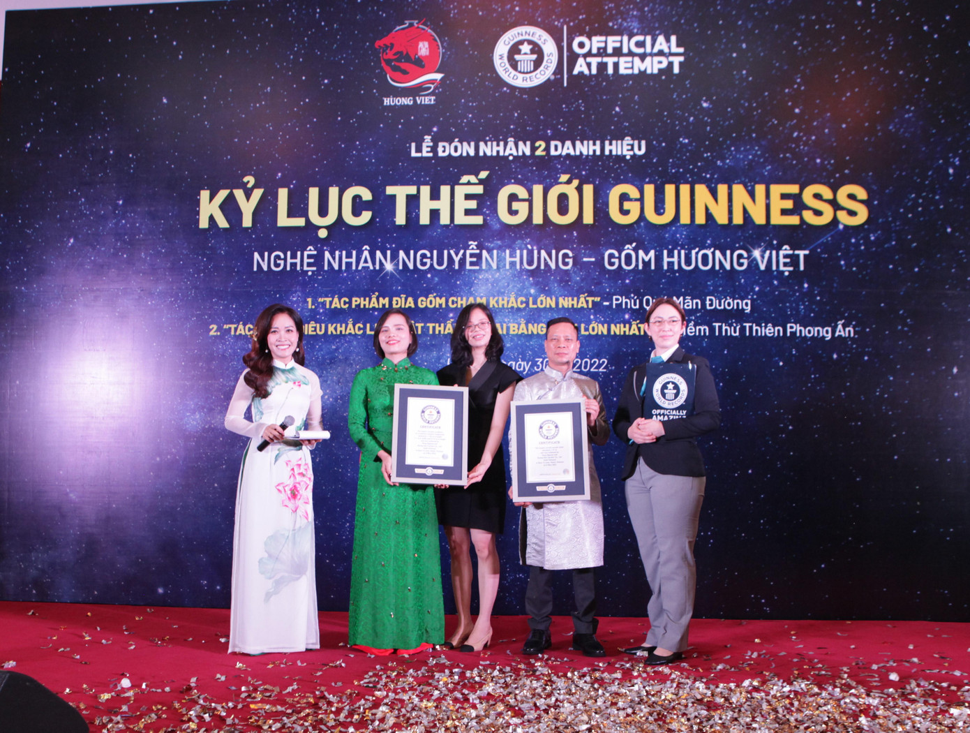 Nghệ nhân Nguyễn Hùng đón nhận 2 kỷ lục Guinness. Nghệ nhân Nguyễn Hùng đón nhận 2 kỷ lục Guinness.