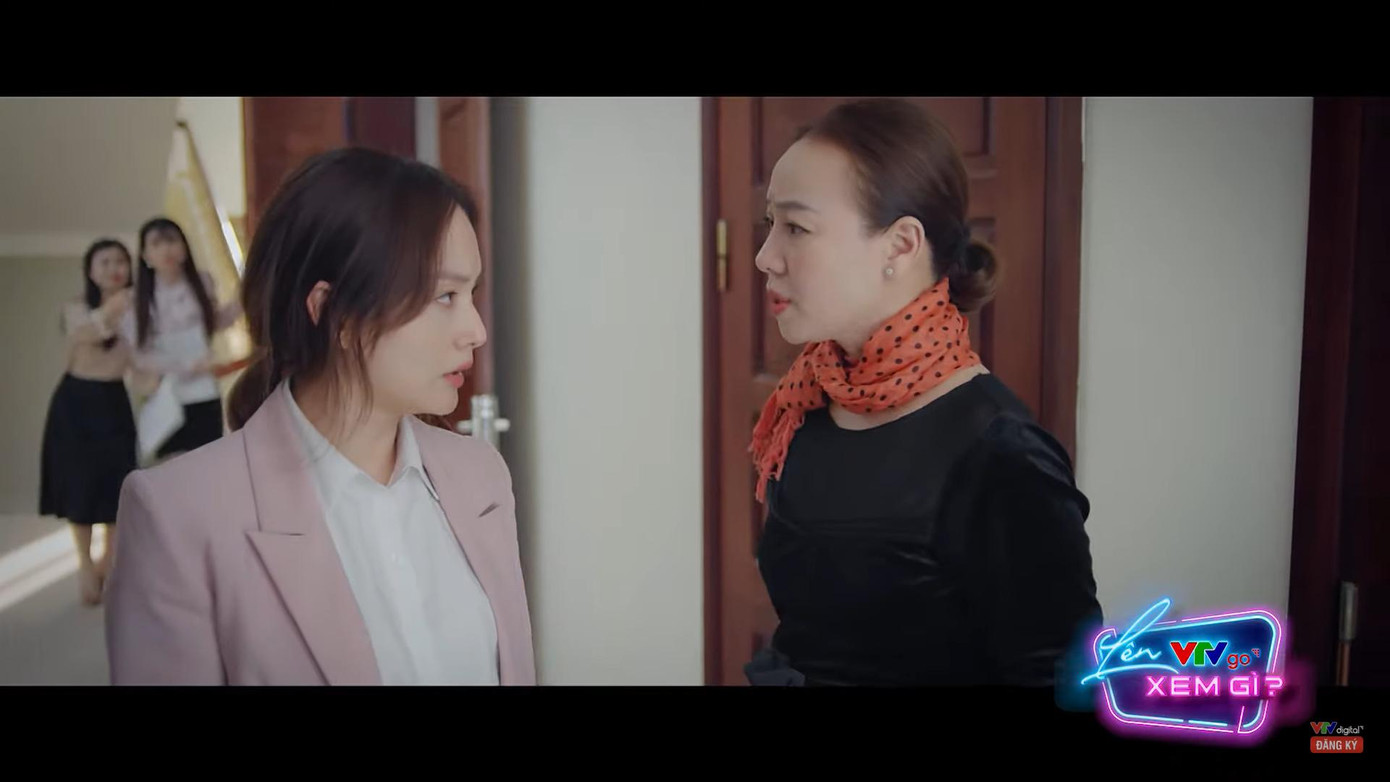 Khánh bảo vợ tay sếp về dạy lại chồng, đừng để hắn đi quấy rối đàn bà con gái. Khánh bảo vợ tay sếp về dạy lại chồng, đừng để hắn đi quấy rối đàn bà con gái.