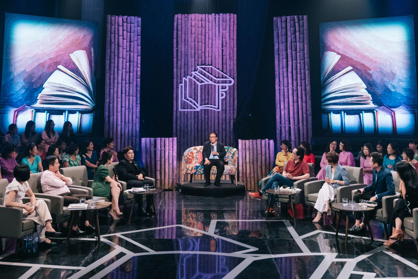 Nhà thơ Trần Đăng Khoa trên ghế hồi đáp "Thanh xuân tươi đẹp". Nhà thơ Trần Đăng Khoa trên ghế hồi đáp "Thanh xuân tươi đẹp".