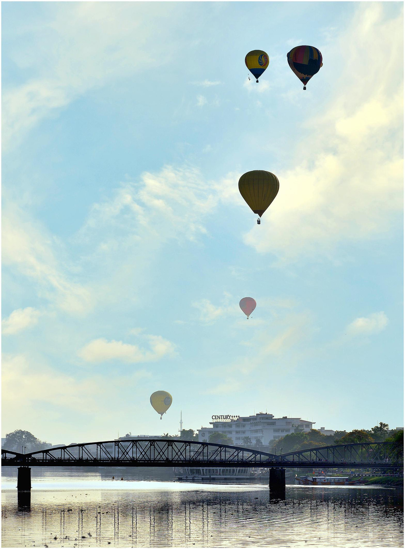 Bên cạnh khí cầu biểu diễn còn có khí cầu bay tự do. Bên cạnh khí cầu biểu diễn còn có khí cầu bay tự do.