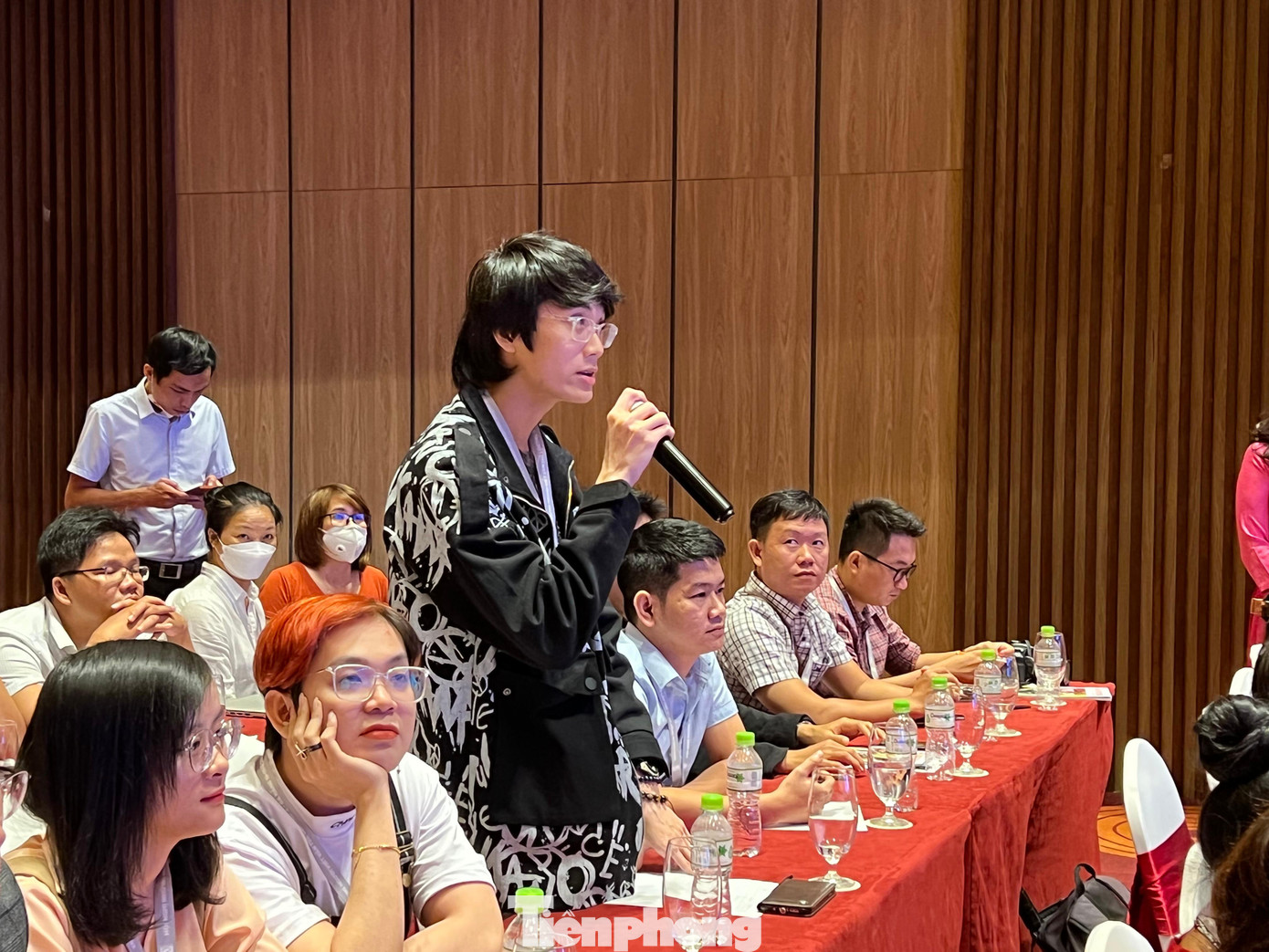 Tác giả Mạc Yên đặt vấn đề nghiêm túc về việc thay đổi phương pháp dạy văn và học văn, cũng như cởi bỏ định kiến. Ảnh: Nguyên Khánh