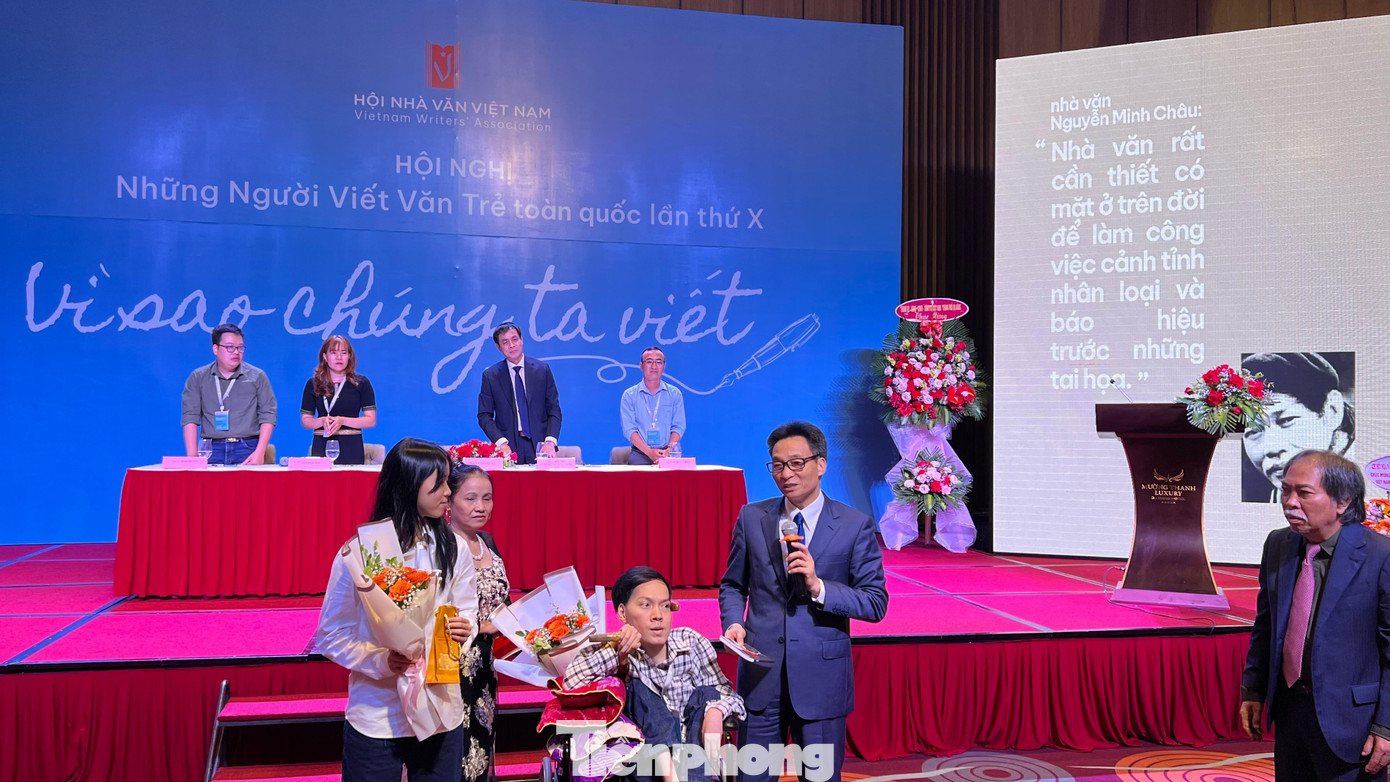 Phó Thủ tướng Vũ Đức Đam động viên tác giả Vũ Nguyên. Ảnh: Nguyên Khánh